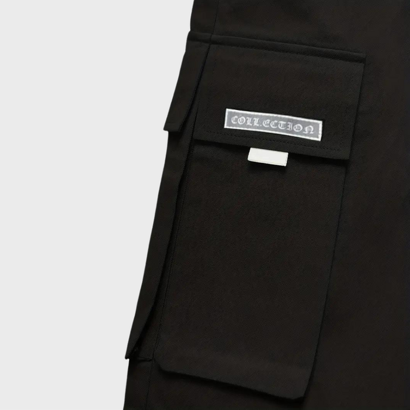Schwarze Cargohose mit Taschen, Baumwolle, Herrenmode, urbaner Stil, Detailansicht.