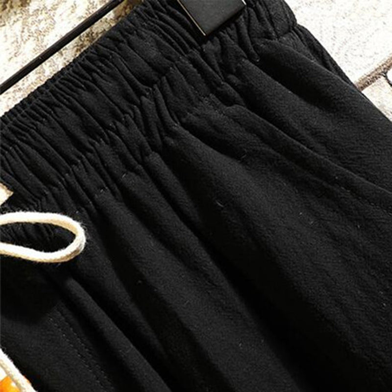 Schwarze Jogginghose aus Baumwolle mit elastischem Bund, bequem, sportlich, Freizeitkleidung.