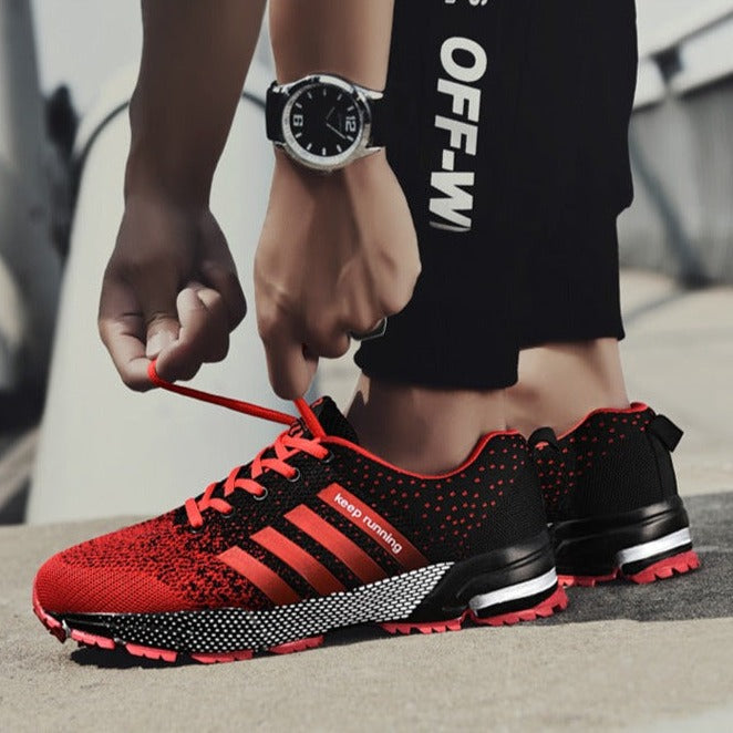 Rote Laufschuhe mit schwarzen Akzenten, sportliches Design, ideal für Herren, Outdoor-Aktivitäten.