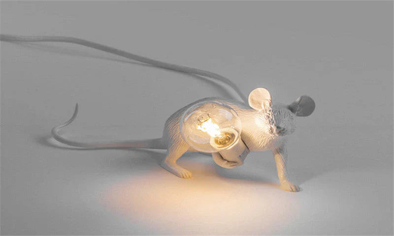 Weiße Mauslampe mit Glühbirne, originelles Design, dekorative Tischleuchte, modernes Wohnaccessoire.