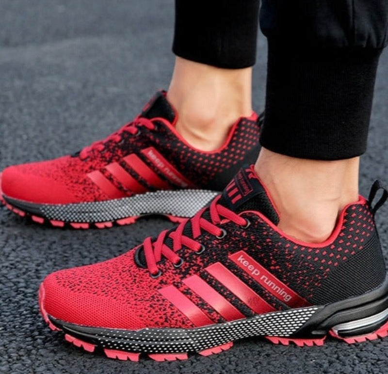 Rote Laufschuhe mit schwarzem Muster, atmungsaktiv, ideal für Sport und Fitness.