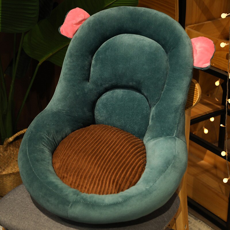 Grüner Plüschsessel mit braunem Kissen, Kinderzimmer, gemütlicher Sitz, rosa Ohren.