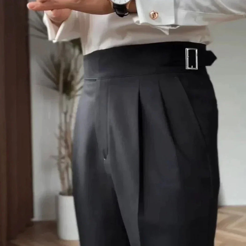 Elegante schwarze Anzughose, hohe Taille, Bundfalten, Herrenkleidung, formell, modern.
