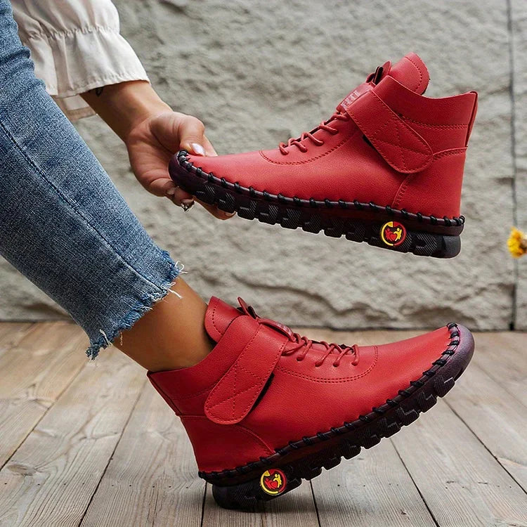 Rote Damenstiefel aus Leder, lässig, bequem, mit schwarzer Sohle, modisch, Herbstschuhe.