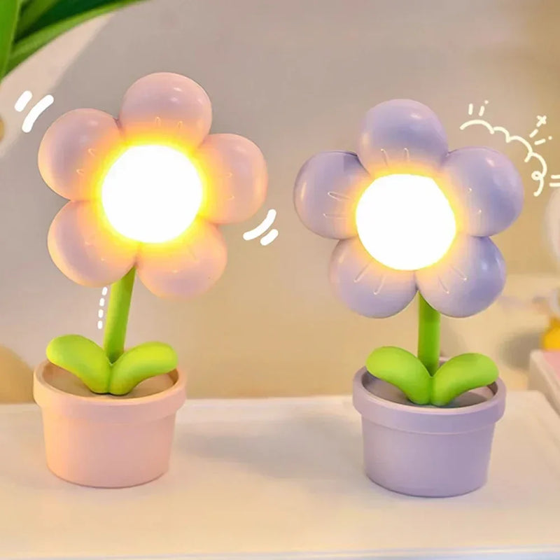 Zwei Mini-LED-Blumen-Nachtlichter in rosa und lila Töpfen, ideal für Kinderzimmer.