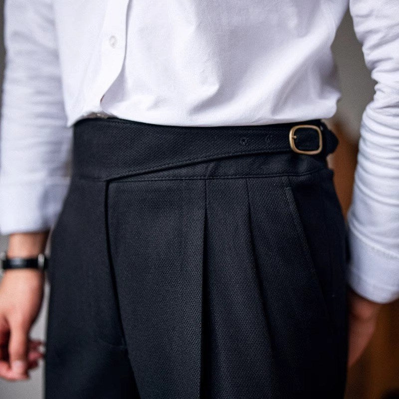 Mann in weißem Hemd und schwarzer Anzughose mit Schnalle, Businessmode, Herrenbekleidung.