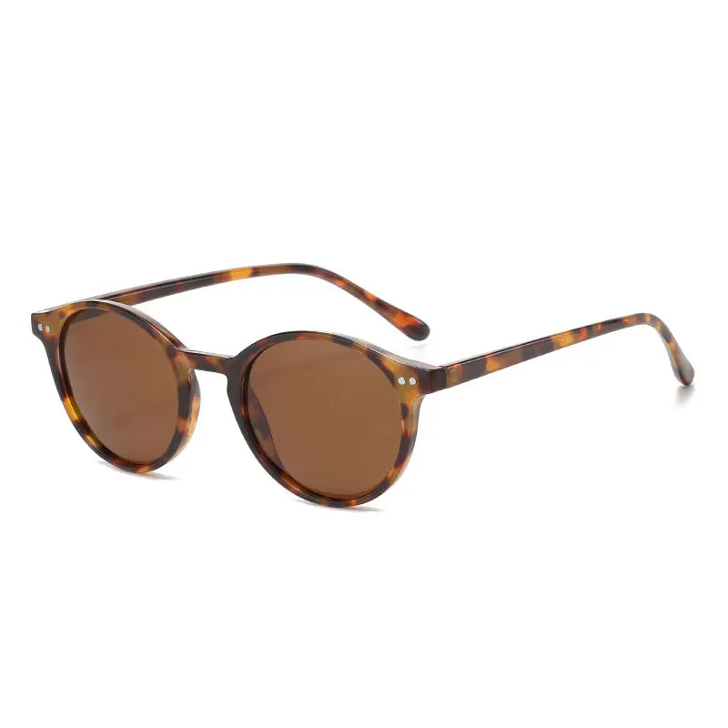 Braune runde Sonnenbrille, Tortoise-Muster, UV-Schutz, modisches Accessoire für Damen und Herren.