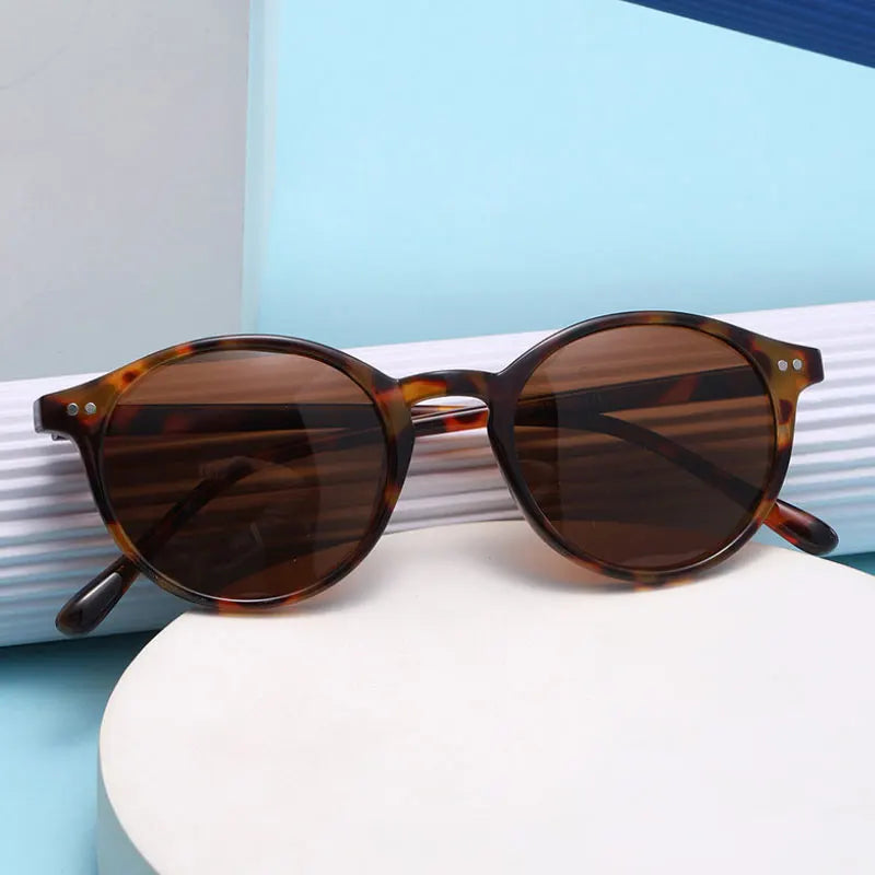 Braune runde Sonnenbrille aus Kunststoff, modisch, UV-Schutz, Unisex-Accessoire.