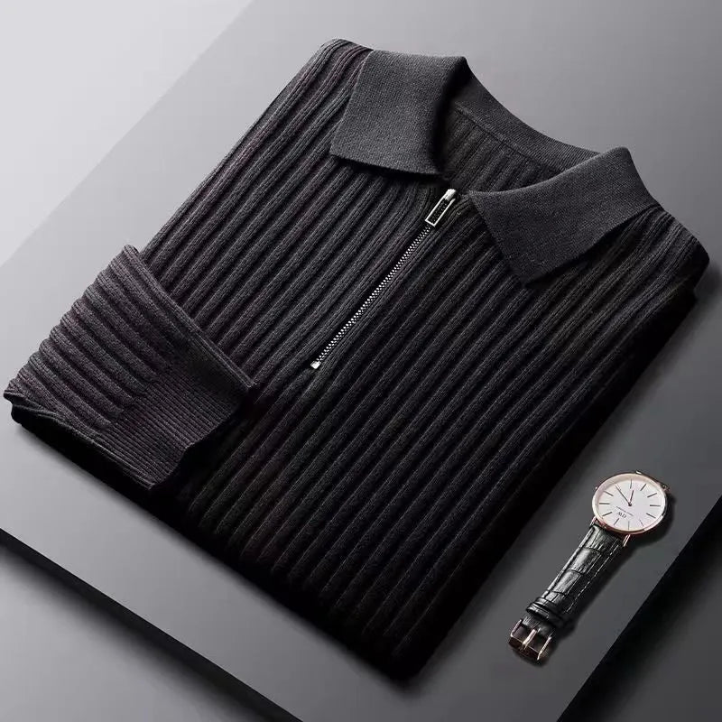 Schwarzer Strickpullover mit Reißverschluss, elegantes Design, Herrenmode, neben Armbanduhr.