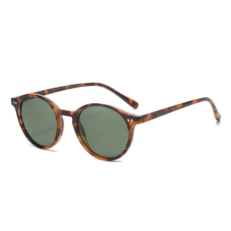 Braune Sonnenbrille mit runden Gläsern, UV-Schutz, modisches Accessoire, Unisex-Design.