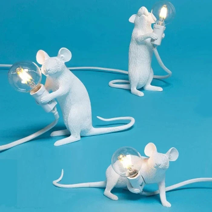 Drei weiße Maus-Tischlampen aus Harz mit LED-Glühbirnen auf blauem Hintergrund.