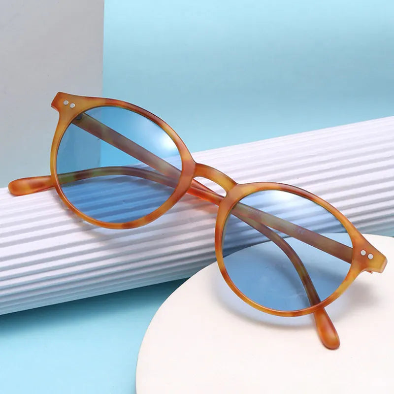 Runde Sonnenbrille, braunes Gestell, blaue Gläser, modisch, Unisex, Accessoire.