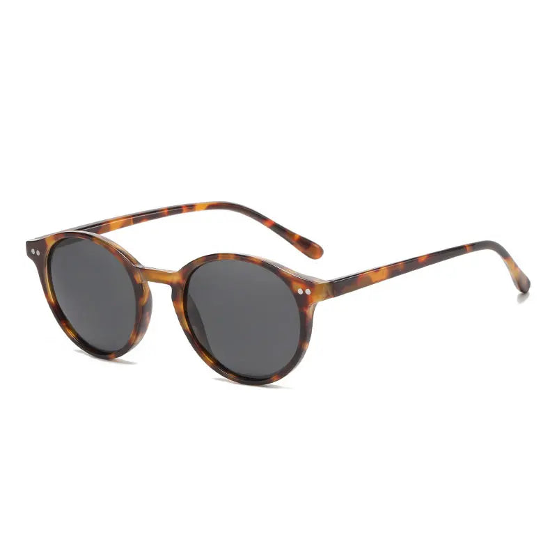 Braune Sonnenbrille mit runden Gläsern, Tortoise-Muster, UV-Schutz, modisches Accessoire.
