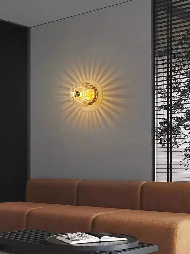 Moderne goldene Wandleuchte im Wohnzimmer, strahlt warmes Licht, stilvolle Inneneinrichtung.