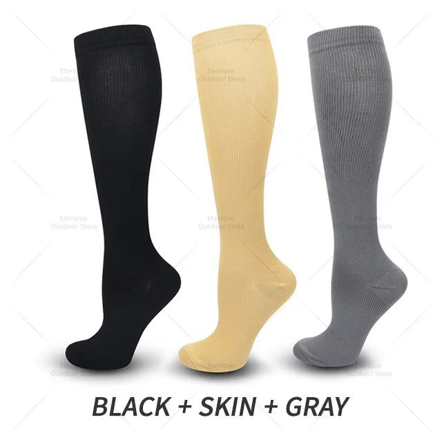 Drei Paar Kniestrümpfe in Schwarz, Hautfarbe und Grau, Baumwolle, unisex, bequem.