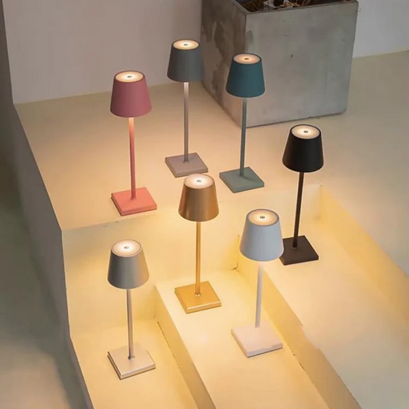 Moderne LED-Tischlampen in verschiedenen Farben auf Treppe, stilvolle Beleuchtung.
