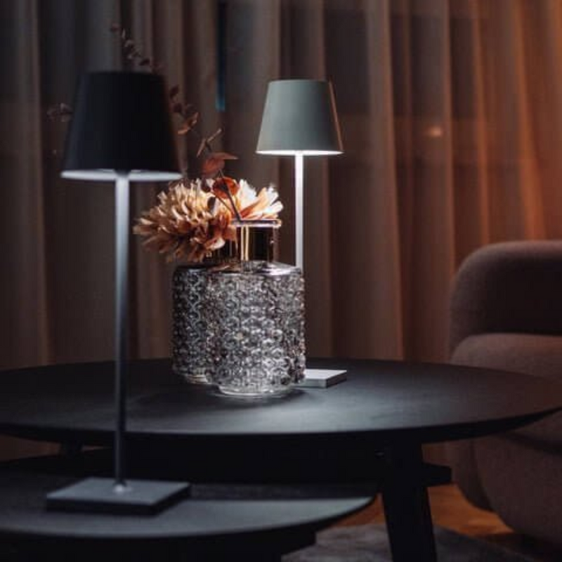 Moderne Tischlampe schwarz, Wohnzimmer, elegantes Design, Beleuchtung, Dekoration, gemütlich.