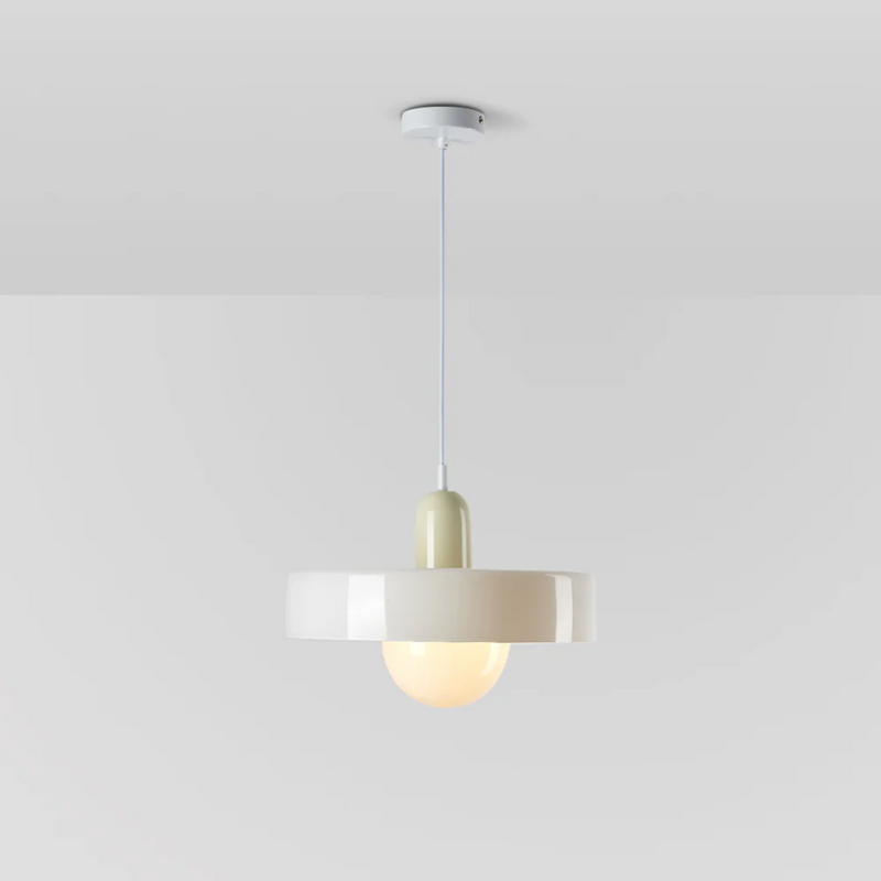 Moderne weiße Pendelleuchte mit rundem Schirm, ideal für Wohnzimmerbeleuchtung.