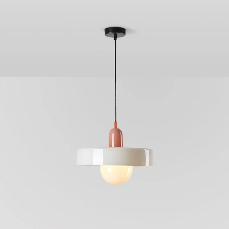 Moderne Hängelampe, weißer Schirm, rosa Fassung, minimalistisches Design, Innenbeleuchtung.