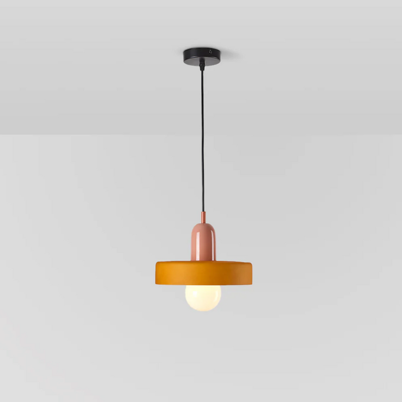 Moderne Hängelampe, orange und rosa, minimalistisches Design, ideal für Wohnzimmerbeleuchtung.