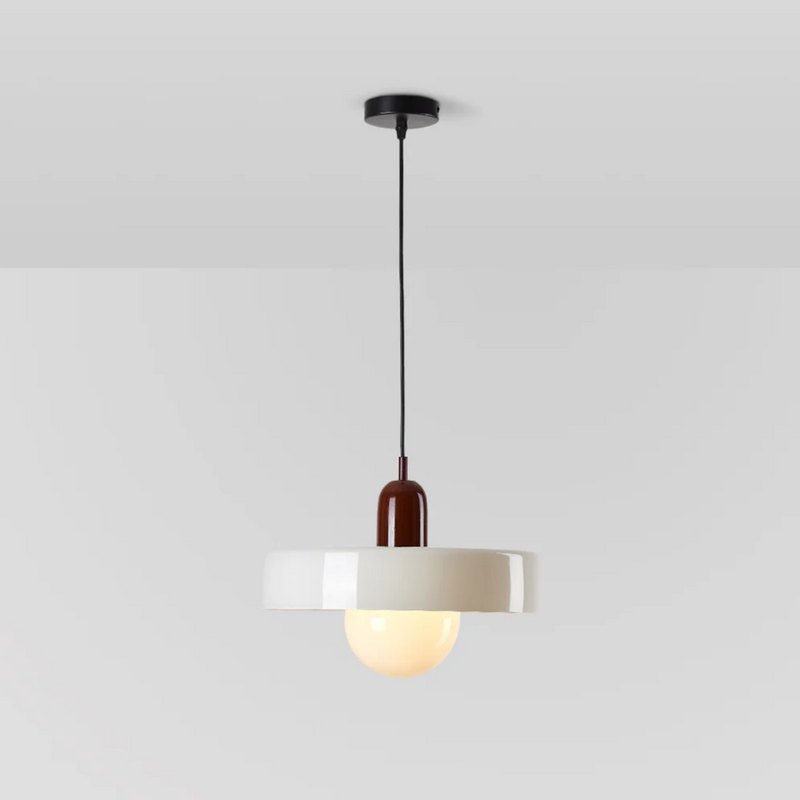 Moderne Hängelampe, weißer Schirm, schwarzes Kabel, minimalistisches Design, Wohnzimmerbeleuchtung.