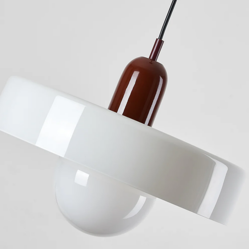 Moderne Hängelampe, weißer Schirm, brauner Sockel, minimalistisches Design, Innenbeleuchtung.
