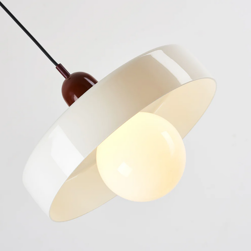 Moderne weiße Pendelleuchte mit rundem Lampenschirm und Glühbirne, minimalistisches Design.