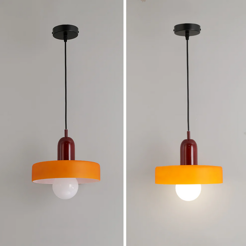 Moderne orange Hängelampe mit schwarzem Kabel und weißer Glühbirne, Deckenleuchte Design.