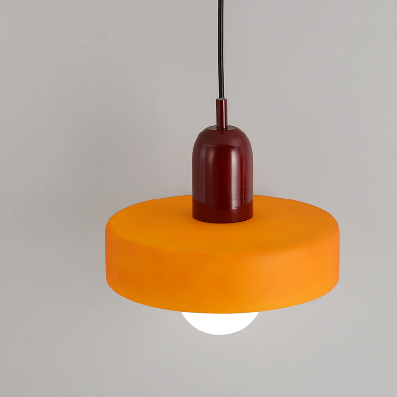 Orange Hängelampe mit rotem Sockel, modernes Design, LED-kompatibel, Wohnzimmerbeleuchtung.