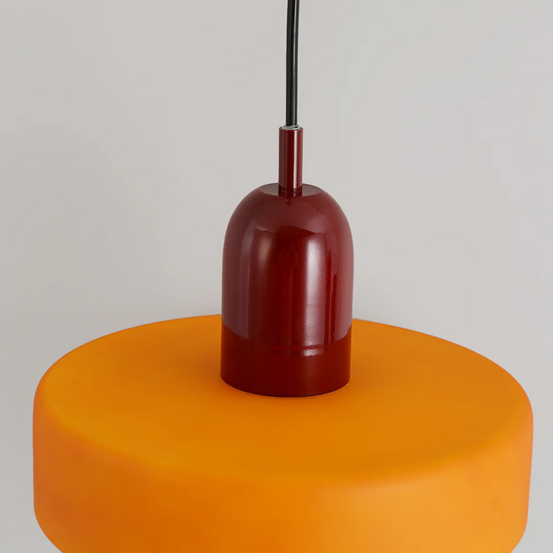 Orange Deckenleuchte mit rotem Sockel, modernes Design, Wohnzimmerbeleuchtung, minimalistisch.