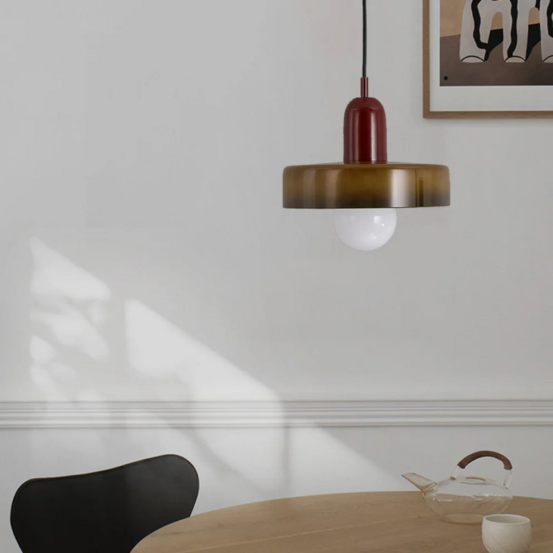 Moderne Hängelampe aus Glas und Metall über Holztisch, minimalistisches Interieur, Wohnzimmer.
