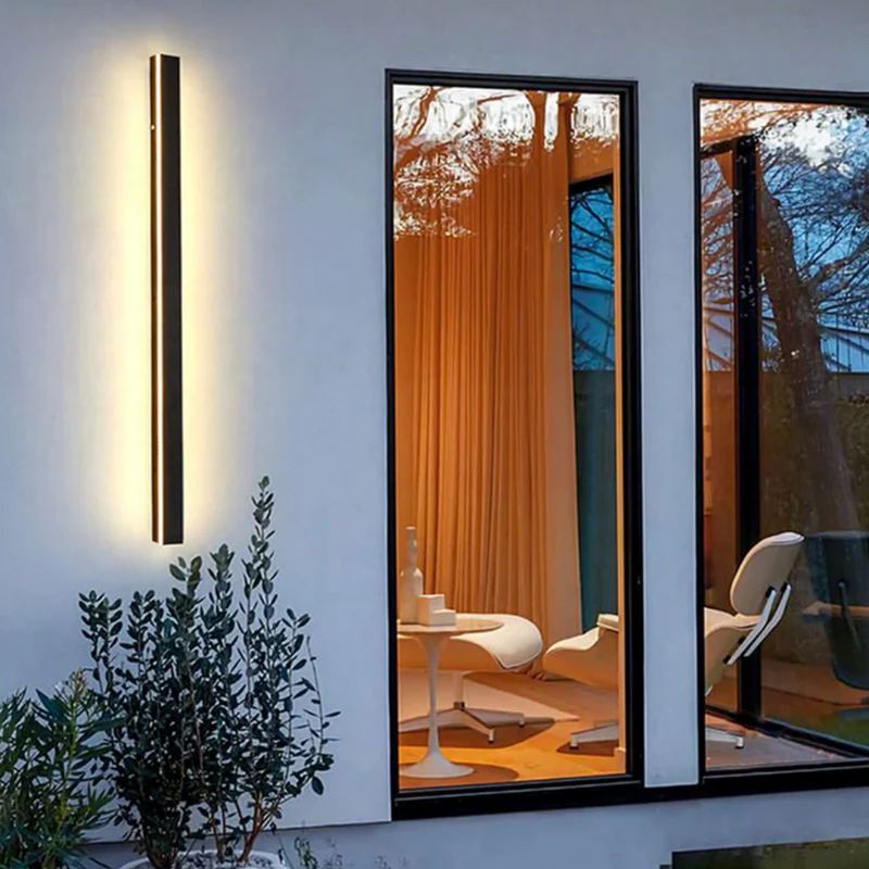 Moderne schwarze Wandleuchte außen, vertikal, LED, minimalistisch, energiesparend, Hausbeleuchtung.