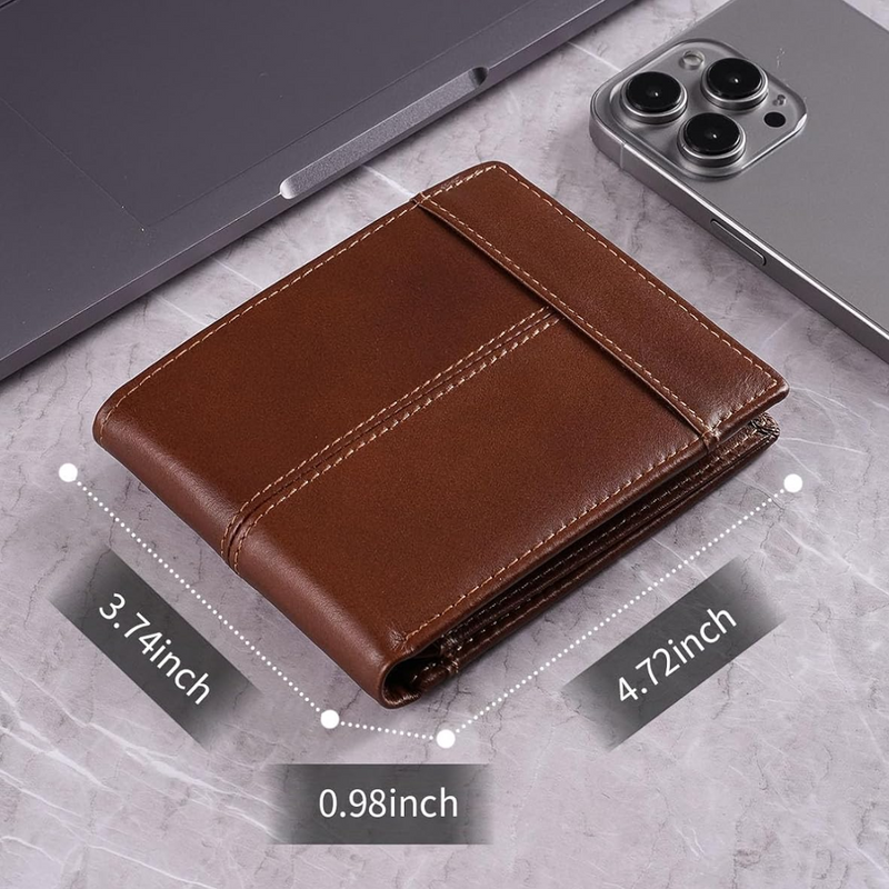 Braune Leder-Geldbörse, kompakt, neben Laptop und Smartphone auf Marmortisch.