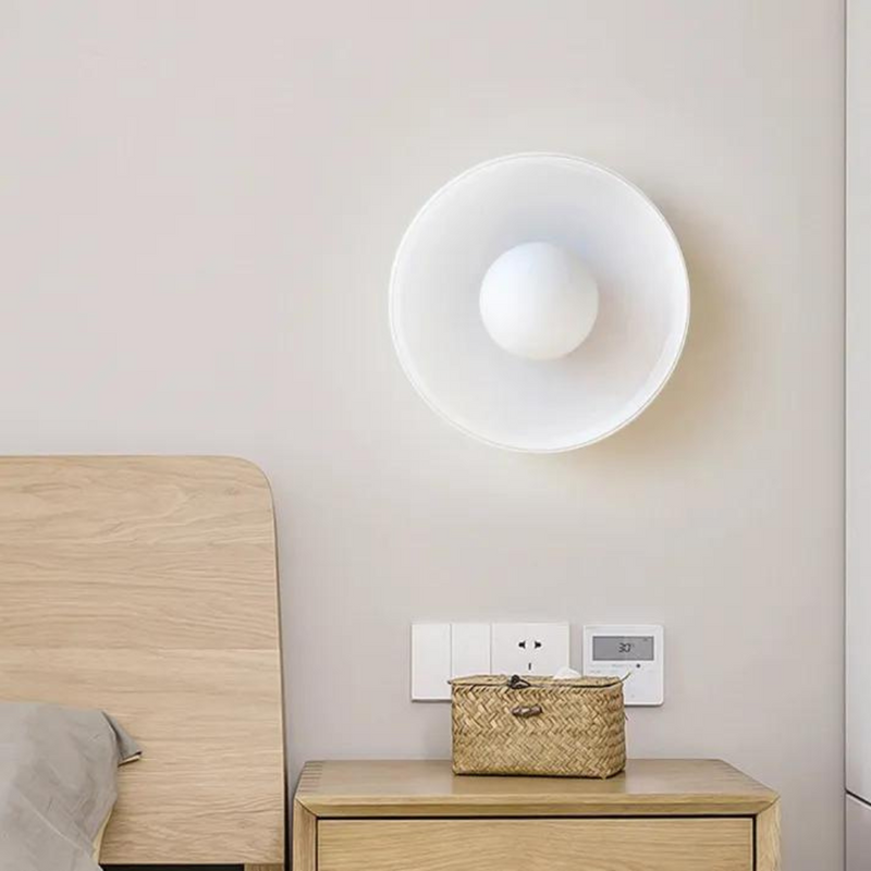 Moderne weiße Wandleuchte im Schlafzimmer, minimalistisches Design, Holz-Nachttisch.