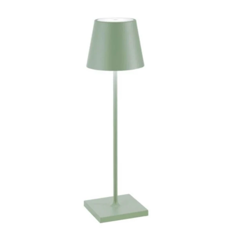Grüne Tischlampe aus Metall, modernes Design, ideal für Wohnzimmer oder Bürobeleuchtung.