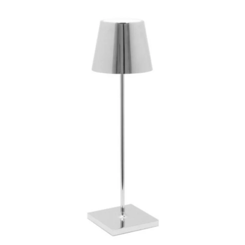 Moderne silberne Tischlampe aus Metall, schlankes Design, ideal für Büro oder Wohnzimmer.