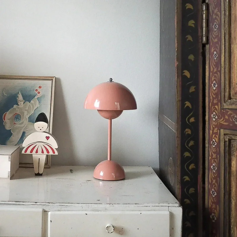 Rosa Tischlampe auf weißem Schrank, Vintage-Dekor, skandinavisches Design, Wohnzimmerbeleuchtung.