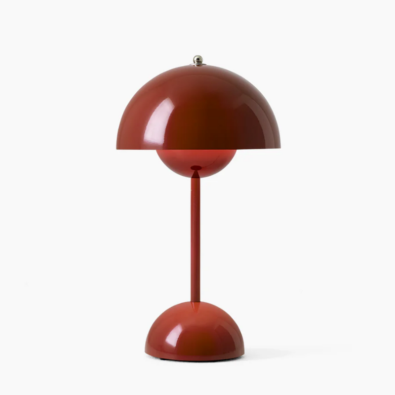 Rote Tischlampe, modernes Design, Metall, kugelförmiger Schirm, skandinavischer Stil.
