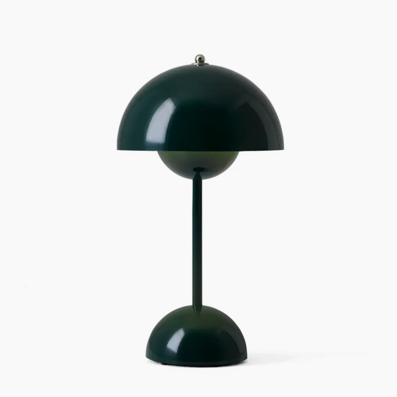 Dunkelgrüne Tischlampe, Metall, modernes Design, kugelförmiger Schirm, skandinavischer Stil.