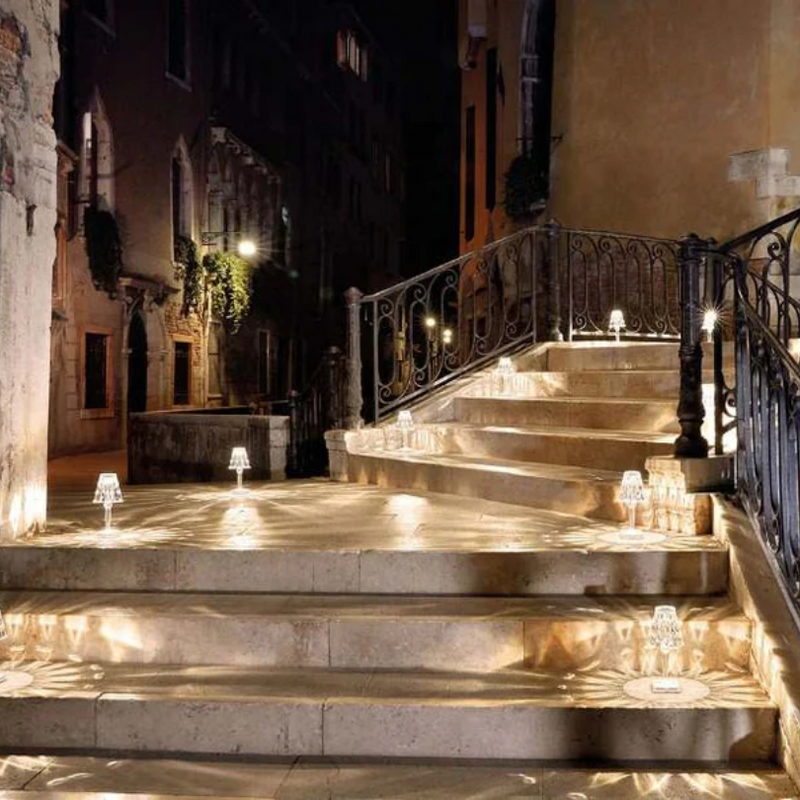 Beleuchtete Steintreppe bei Nacht, dekorative Außenbeleuchtung, romantische Atmosphäre, Altstadt.