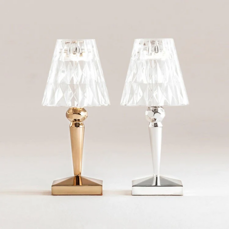 Zwei Tischlampen, gold und silber, mit Kristallschirm, modernes Design, elegante Beleuchtung.