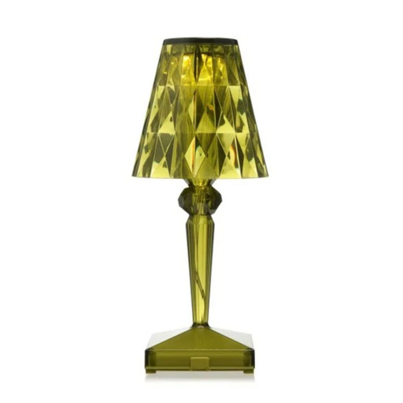 Grüne Kristall-Tischlampe, modernes Design, facettierter Schirm, elegantes Wohnaccessoire.
