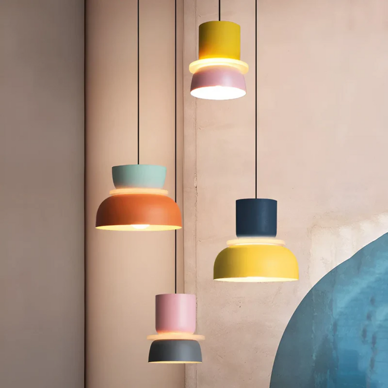 Bunte Hängelampen aus Metall, modern, mehrfarbig, Inneneinrichtung, Beleuchtung, Wohnzimmer.