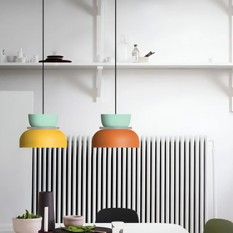 Zwei bunte Pendelleuchten über Esstisch, moderne Inneneinrichtung, skandinavisches Design.