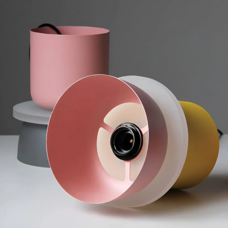 Moderne bunte Tischlampen, rosa, gelb, grau, minimalistisch, Inneneinrichtung, Beleuchtung.
