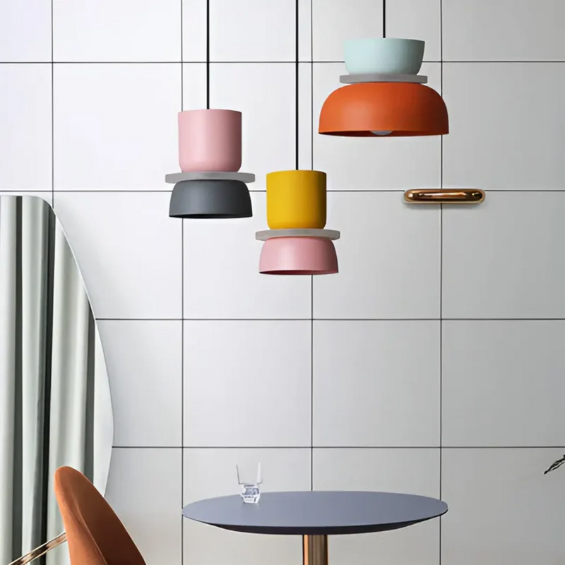 Moderne bunte Hängelampen über rundem Tisch, stilvolles Interieur, skandinavisches Design.