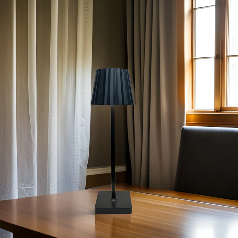 Schwarze Tischlampe auf Holztisch, modernes Design, vor Fenster mit Vorhängen, Innenraumbeleuchtung.