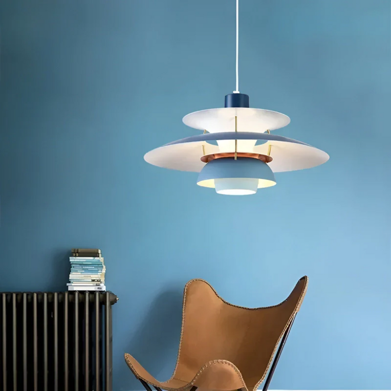 Moderne Hängelampe, weiß-blau, skandinavisches Design, über Ledersessel, blauer Hintergrund