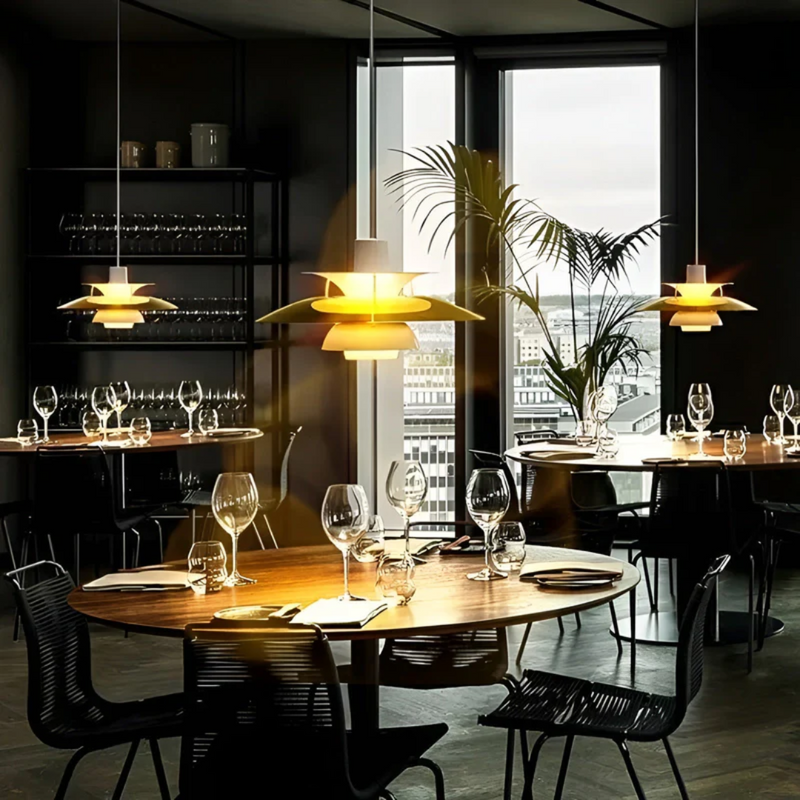 Moderne Esszimmerbeleuchtung, hängende Pendelleuchten über runden Holztischen, elegantes Design.