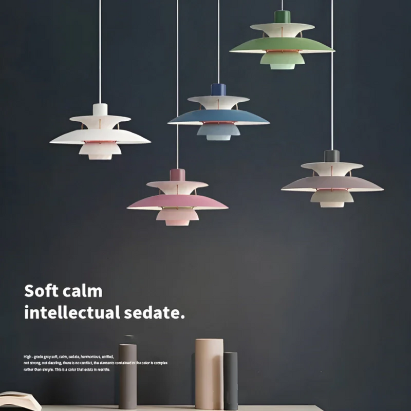 Fünf bunte Pendelleuchten im skandinavischen Design, modern, minimalistisch, Wohnzimmerbeleuchtung.